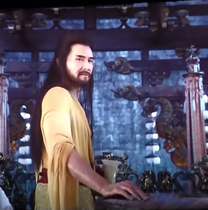 封神银幕上,费翔扮演的纣王殷寿孔武有力,高大强壮的身材,壮硕饱满的