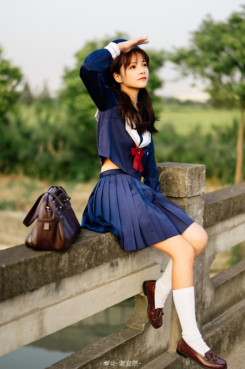 深受大家喜欢的白雪姬jk制服来啦,红绀的经典配色令人过目不忘,衬得