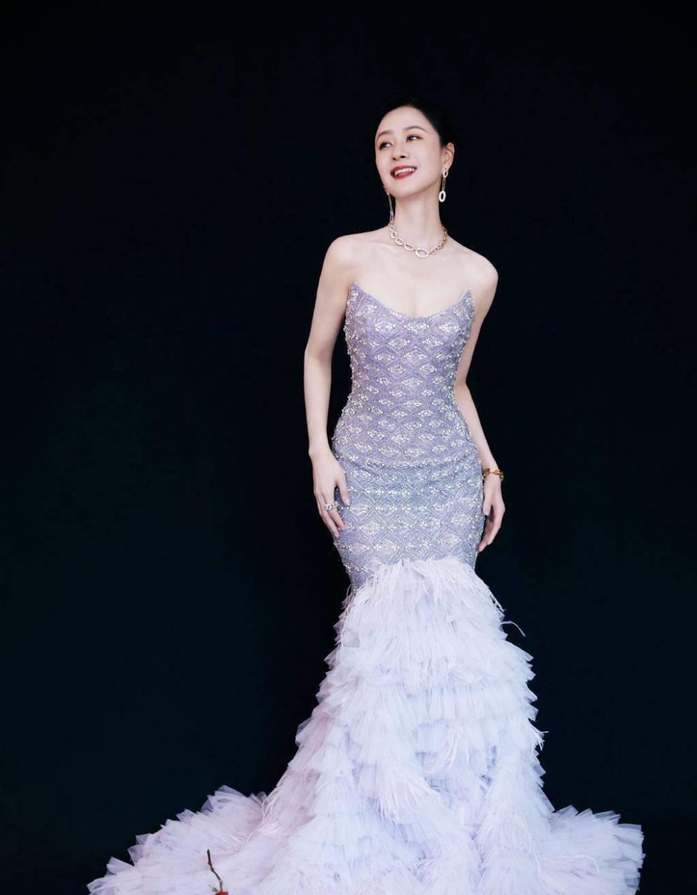 倪虹洁黑色深v吊带裙知性火辣,尽显傲人事业线.  #娱乐最前沿