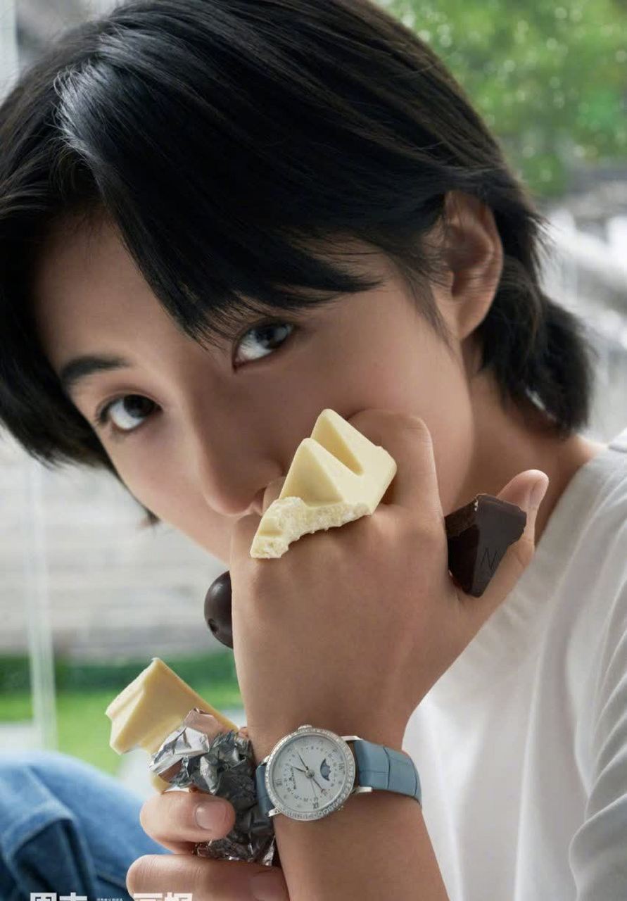 张子风#张子枫登上《周末画报》12月号封面    穿着简单的西装或者