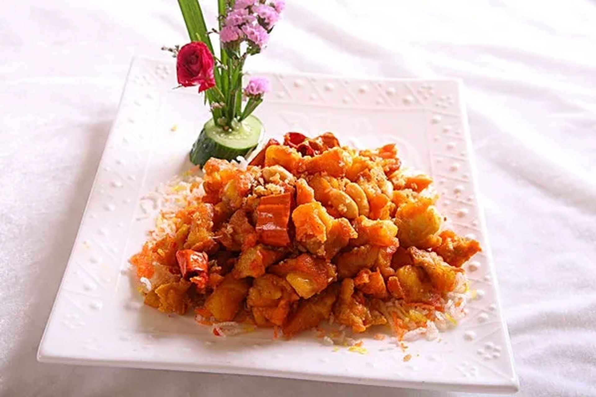 椒盐鸡中宝 鸡腿与鸡脚关节之间的一种脆骨, 人们称之为"鸡中宝"