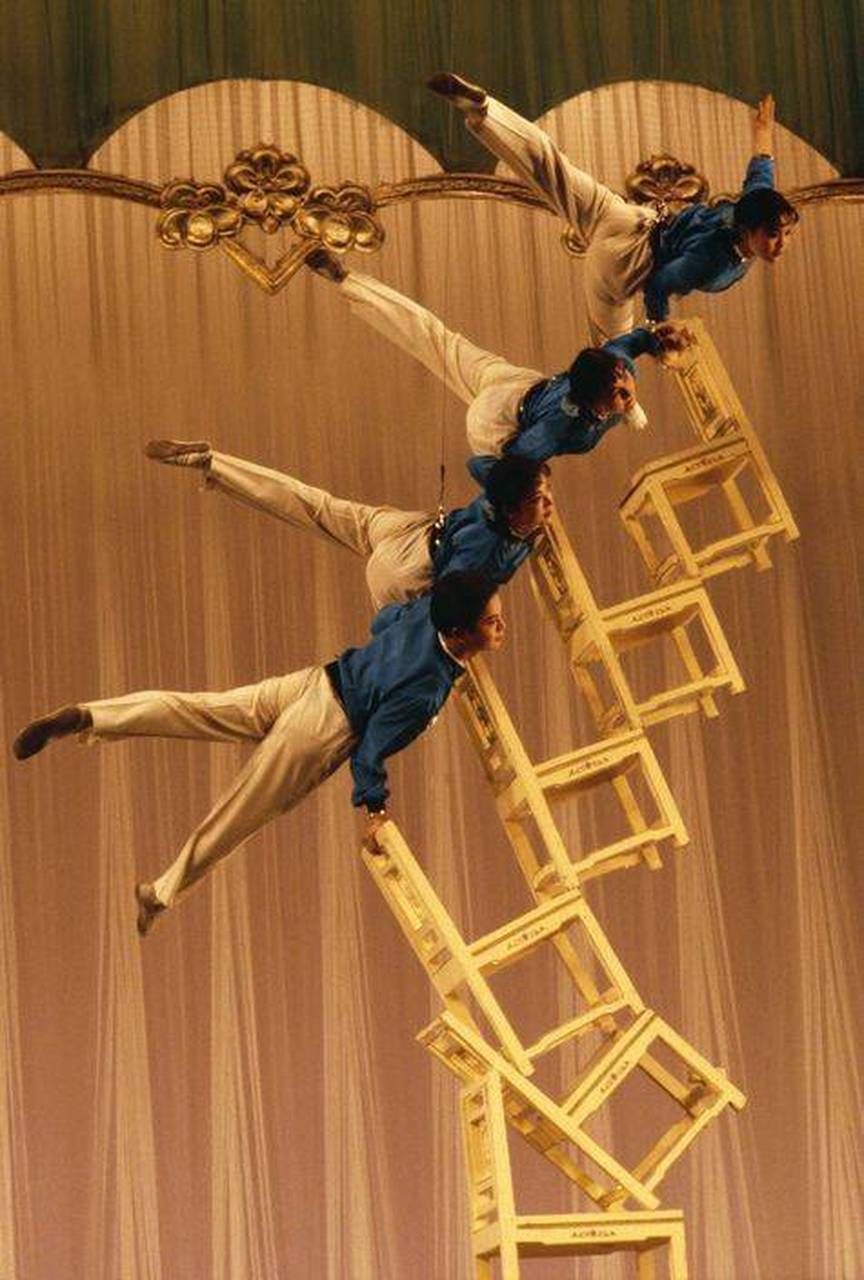 武汉杂技团成立于50年代,杂技水平一流.