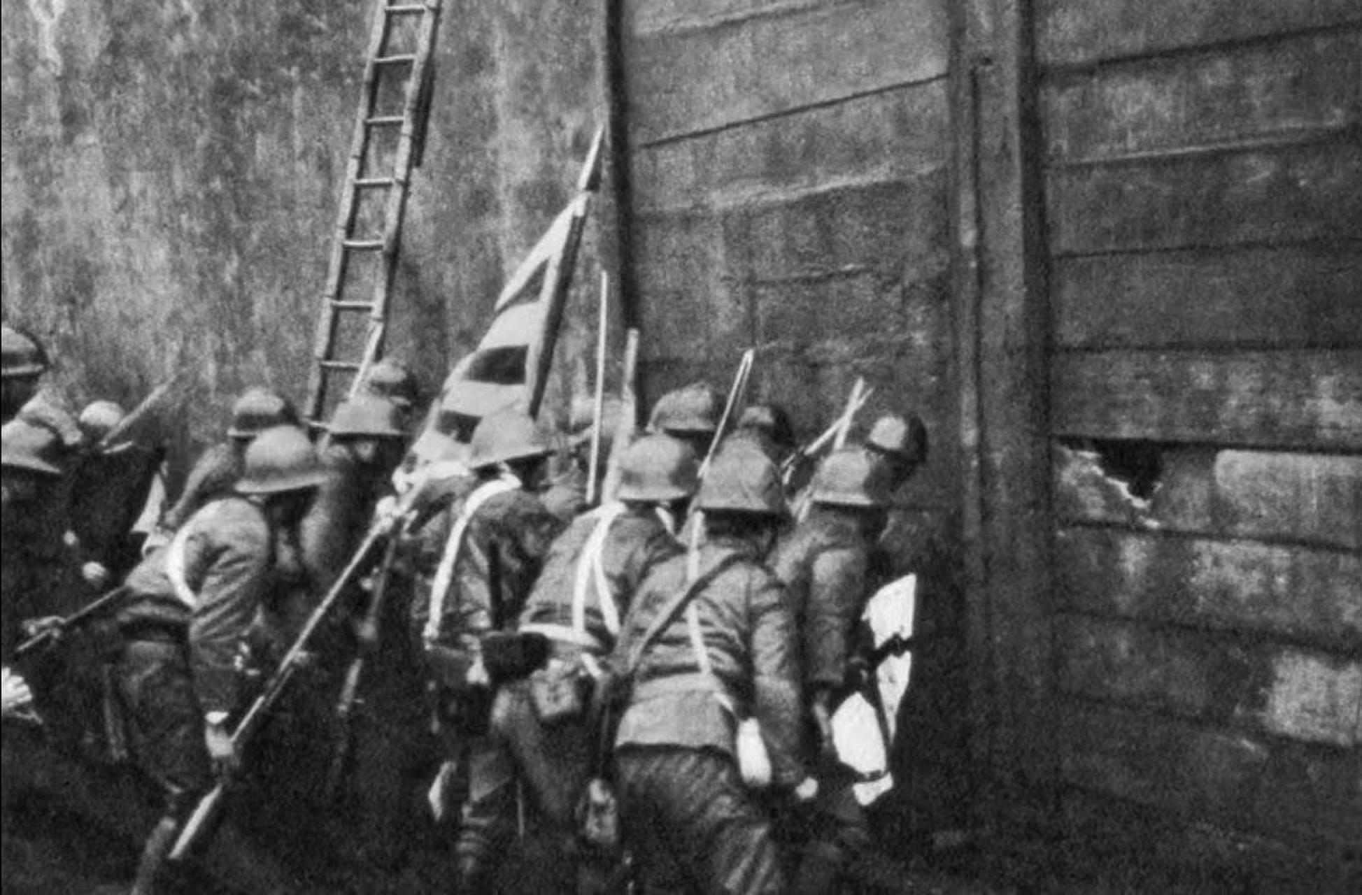 淞沪会战中,日军进攻上海闸北四行仓库的真实场景,画面中可以看到仓库