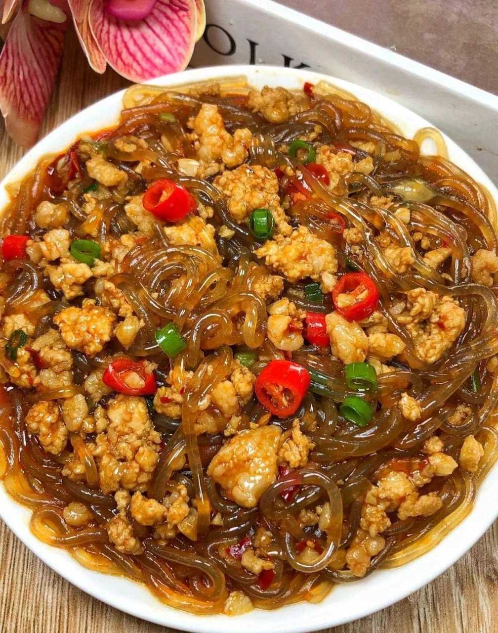 跟大家分享一道在我家上桌率比较高的一种肉末粉条,粉条特别的入味儿