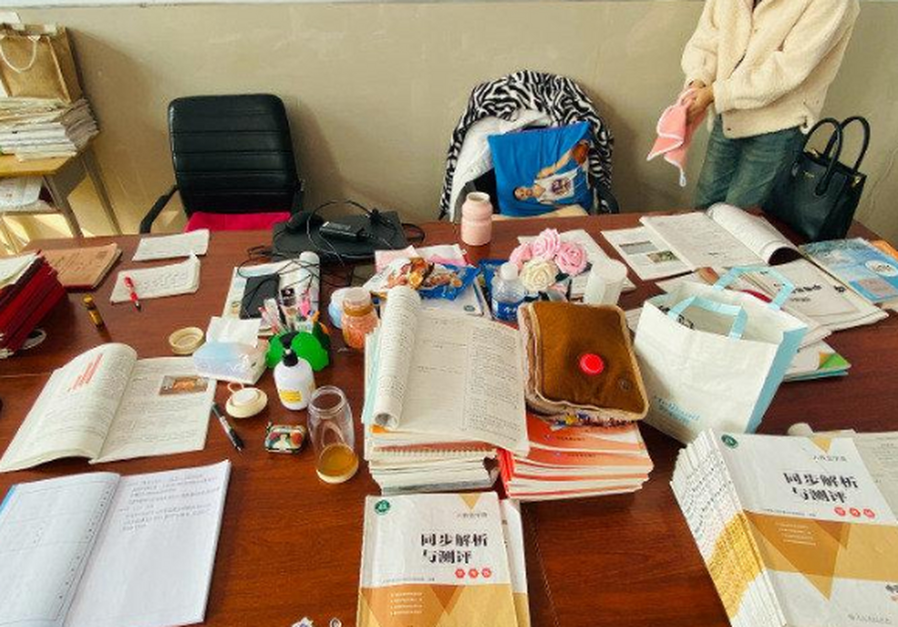 男老师办公桌 vs 女老师办公桌.