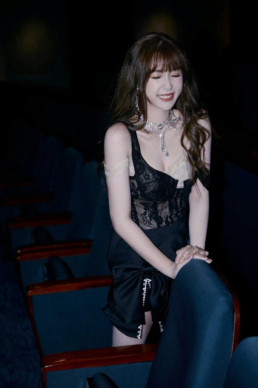 星闻#  虞书欣粉黑蕾丝吊带~ 怎么没人提封神的这套?