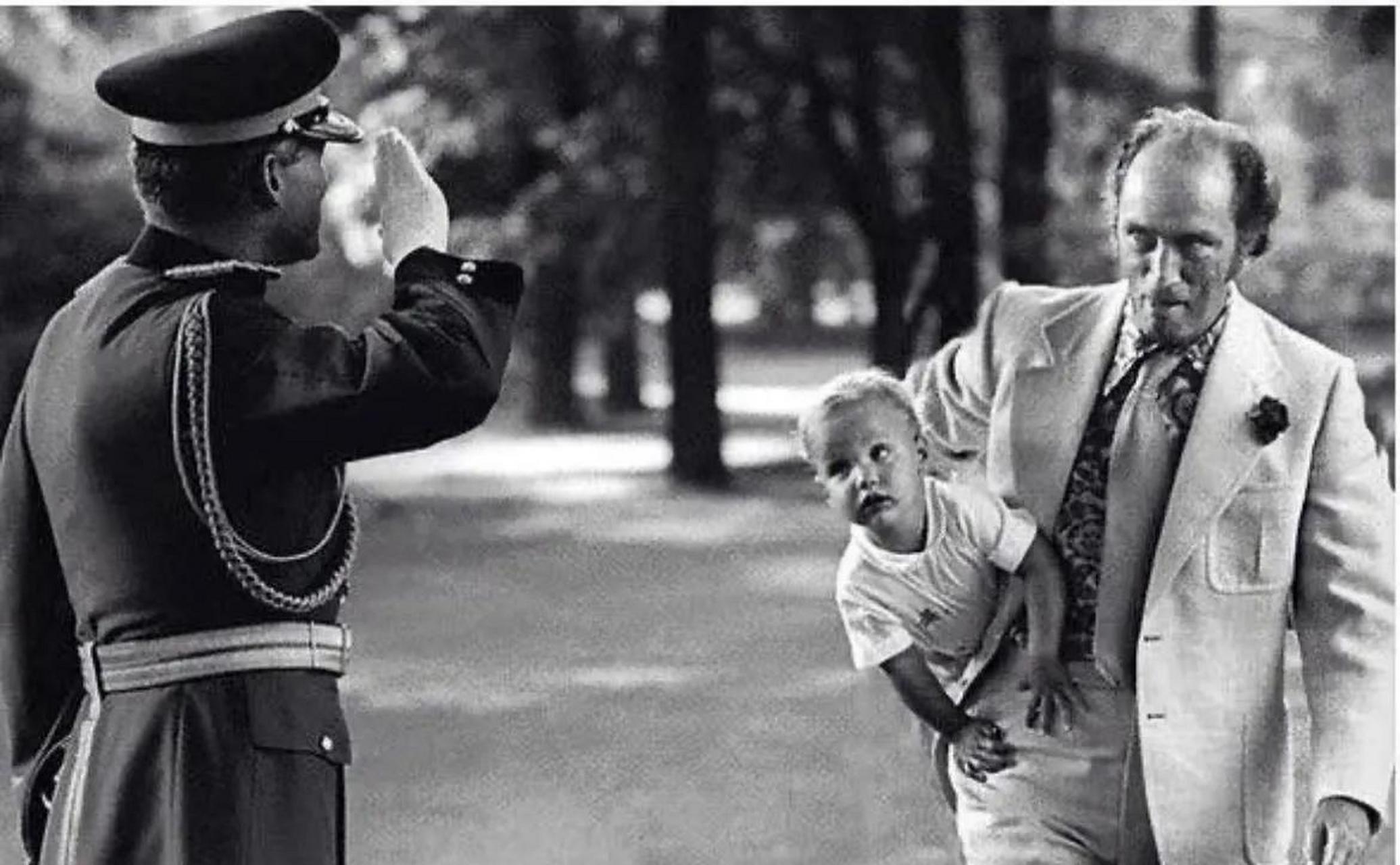 这张加拿大总理贾斯汀-特鲁多小时候被他的父亲,皮埃尔-e-特鲁多总理