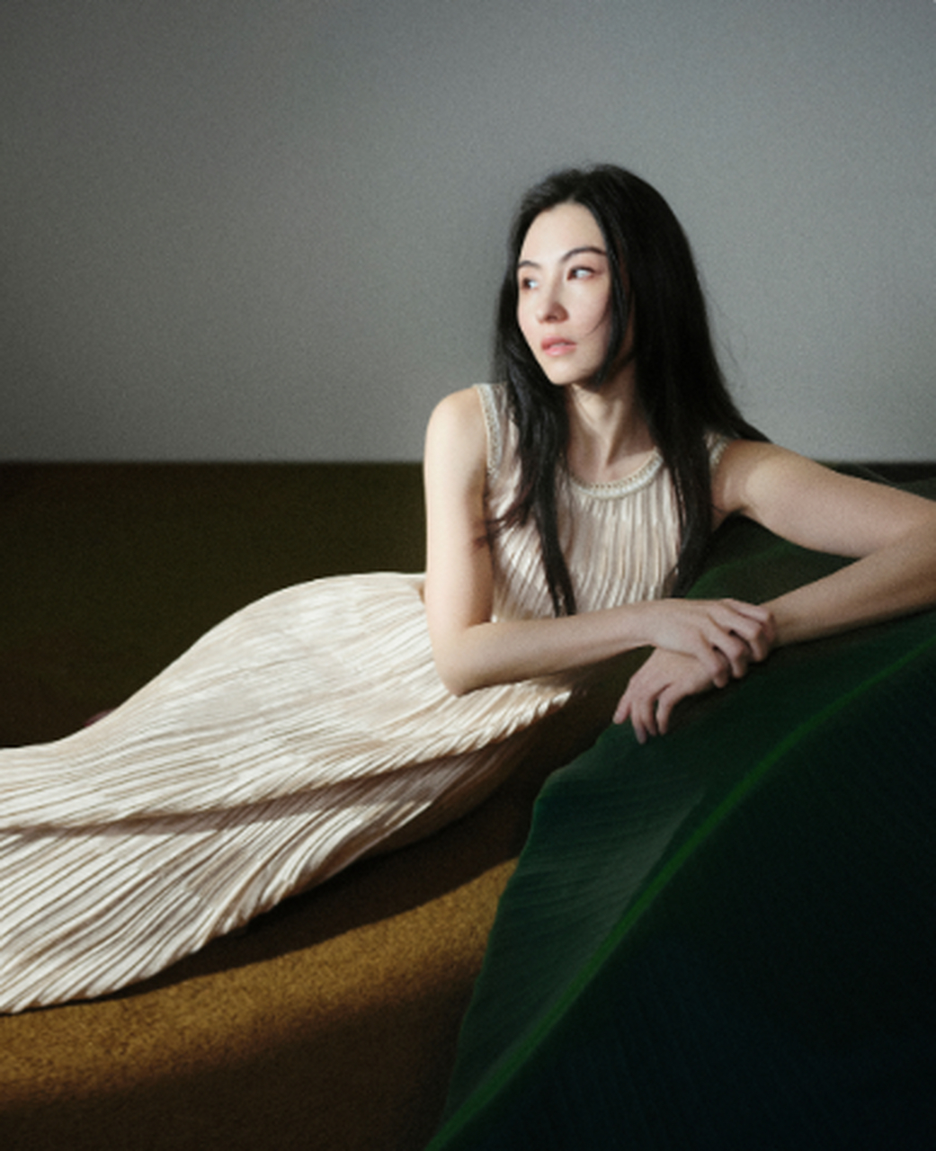 张柏芝最近出了一组杂志封面大片,照片中她气场十足,黑色披肩长发酷飒