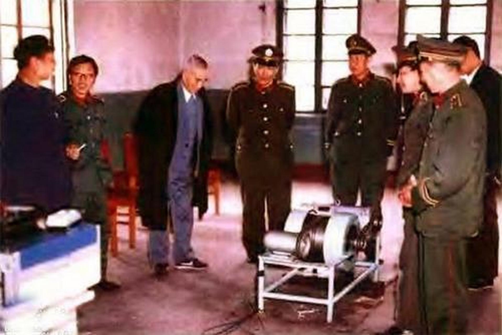 让国军12兵团的俘虏们从火车上下来!