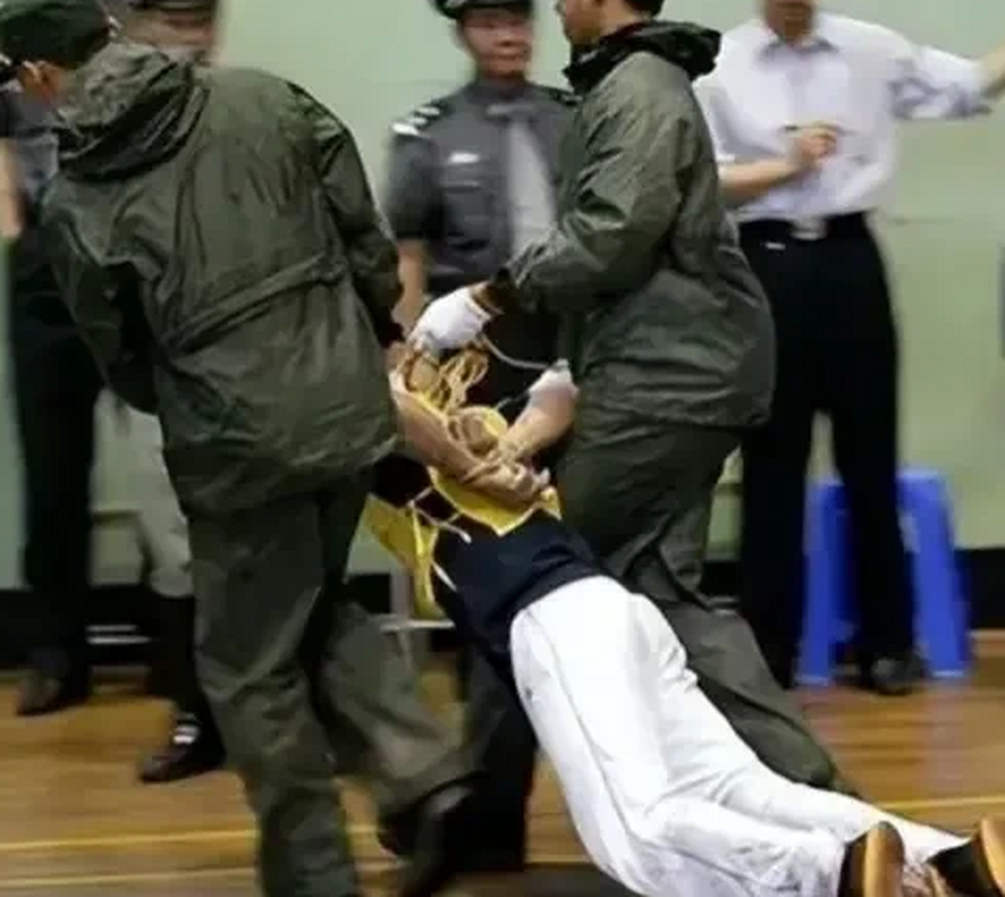 一个漂亮的女犯人,被五花大绑,法警押缚着,正在接受审判.