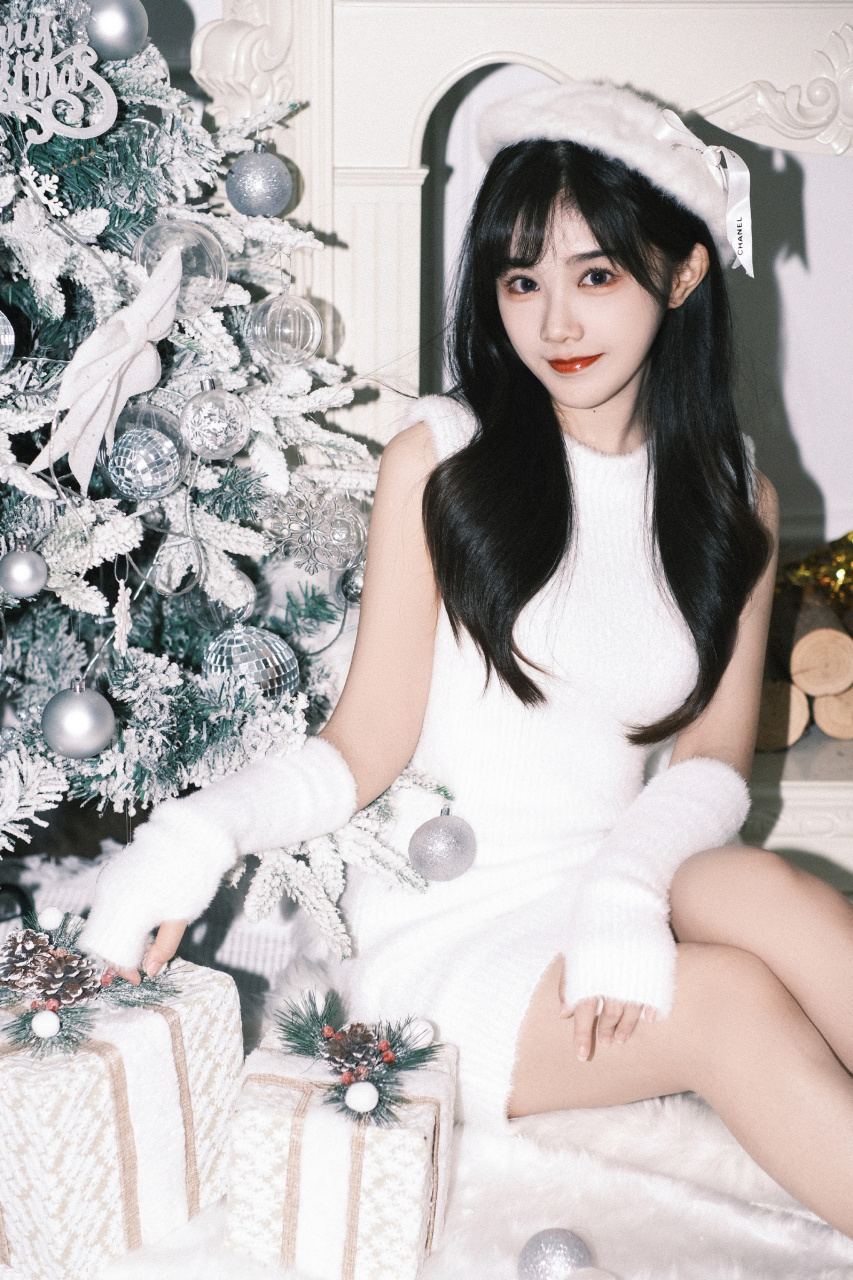 苏杉杉# #明星# #明星写真#  苏杉杉圣诞写真,一身洁白穿搭清秀水灵
