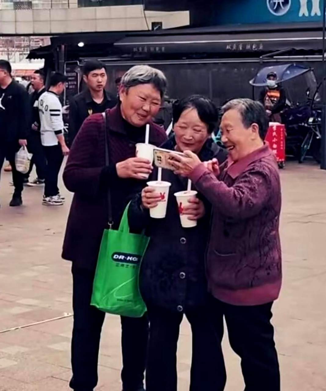 我是三位阿姨逛商场,喝奶茶,玩自拍的真正老闺蜜.