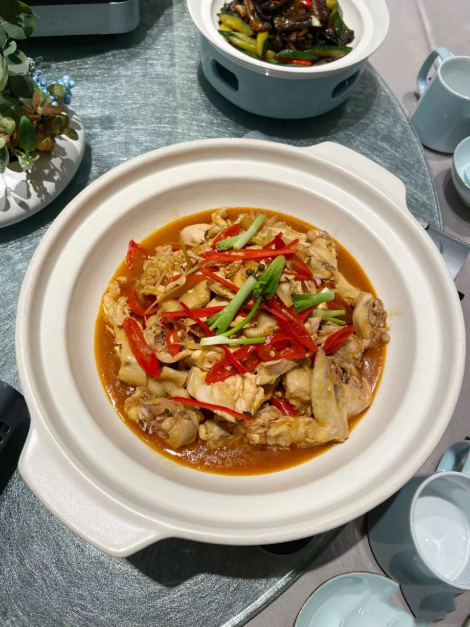 作为八大湘菜之首,国宴菜谱之一的湘菜名肴"东安鸡"是中国第一菜.