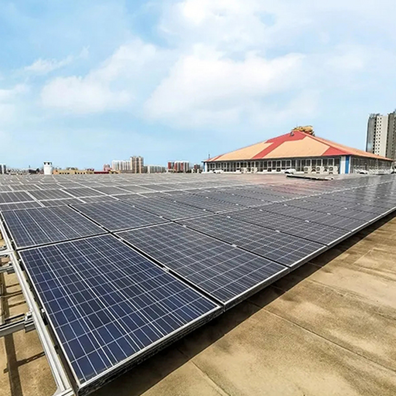 光伏电站# 水泥屋顶光伏电站安装 在水泥屋顶上安装光伏发电系统,需