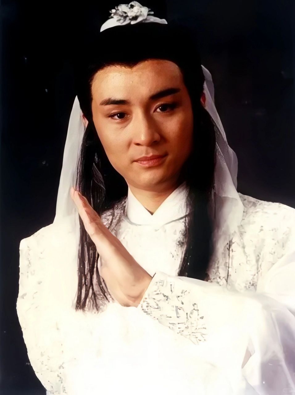 举觞白眼望青天,皎如玉树临风前