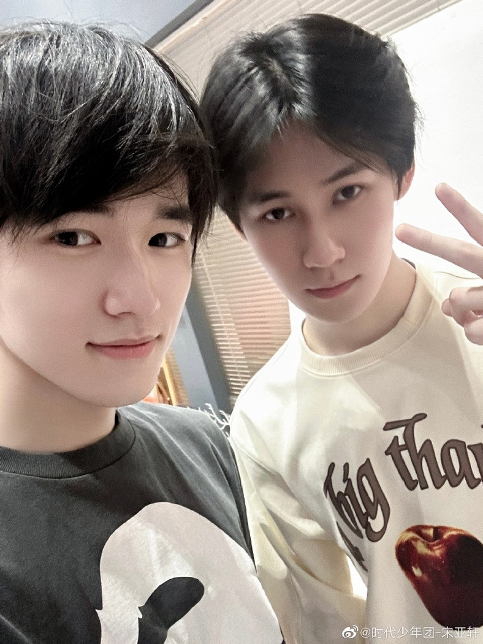 宋亚轩晒合影为张真源庆生# 4月16日是时代少年团成员张真源的扇照