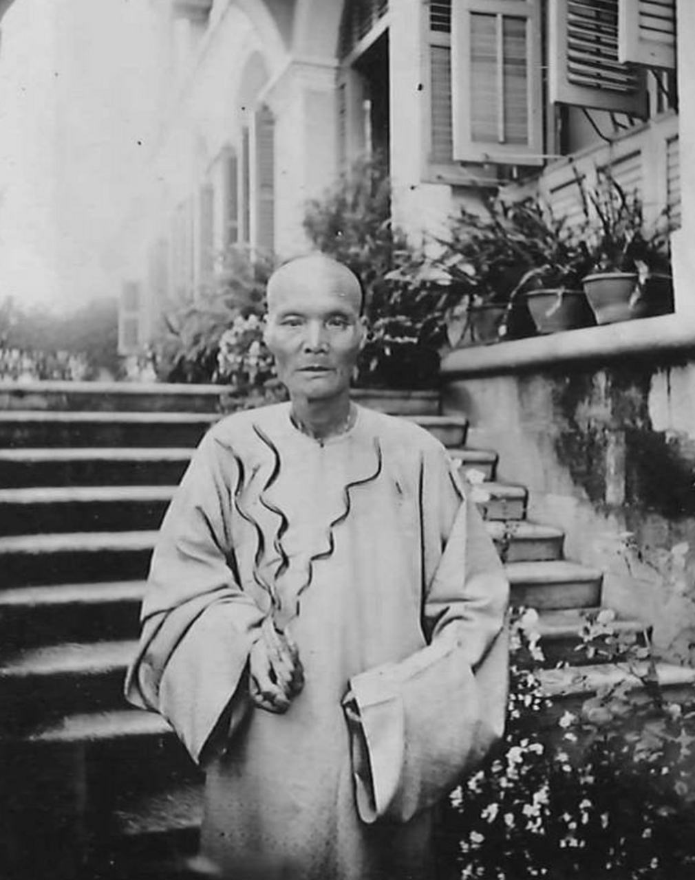 清朝老照片:这名男子姓丁,是福州的教书先生,他有三个指甲的长度超过