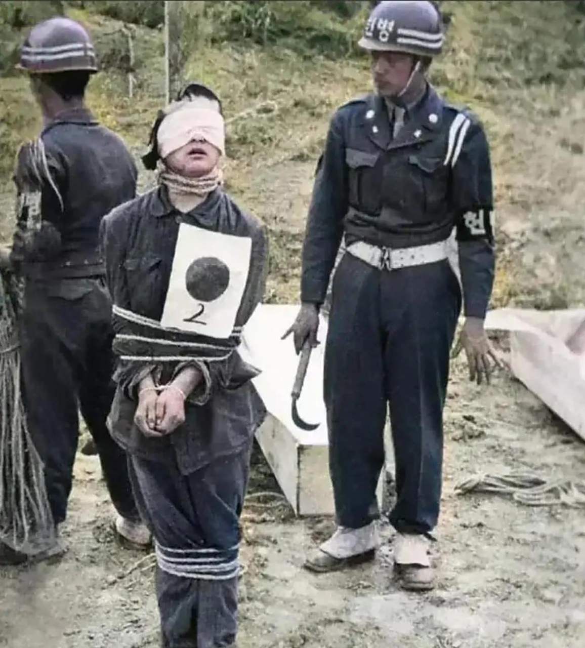 1949年在韩国济州岛上,几名韩国士兵俘虏了一名朝鲜游击队员,韩国士兵