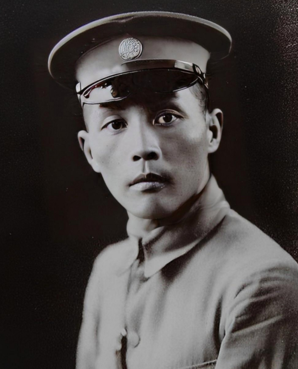 1928年,国军军官钱大钧的妻子欧阳藻丽患病不起,她向丈夫提出了一个