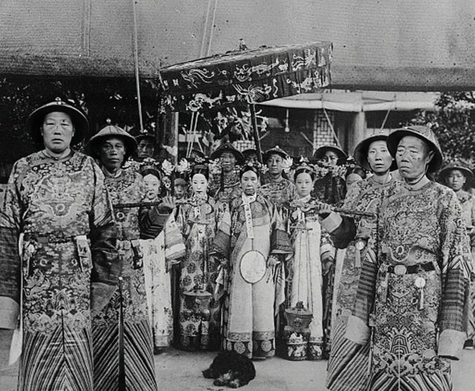 慈禧每次洗澡后,只留李莲英1人伺候.