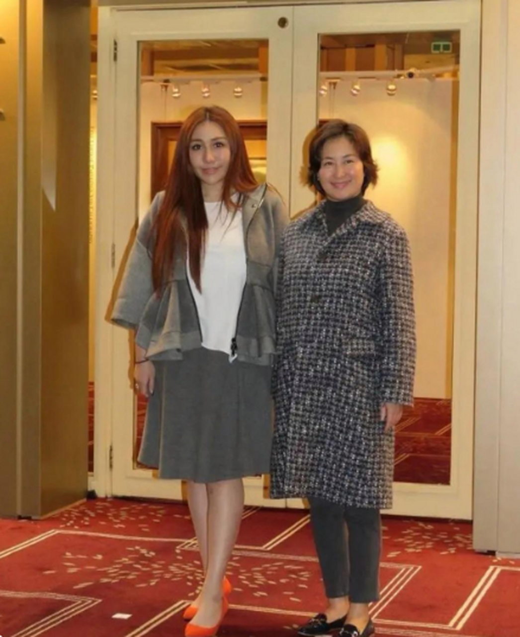 何超盈与何超琼合影,姐妹俩一脸福相