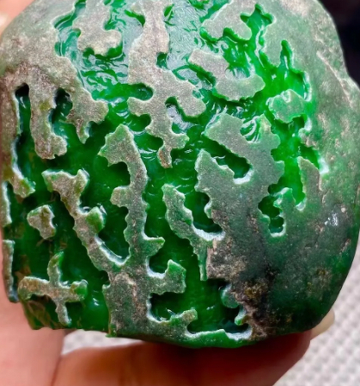 点击头像看直播##翡翠原石#  翡翠原石319克老后江冰阳绿高端色料