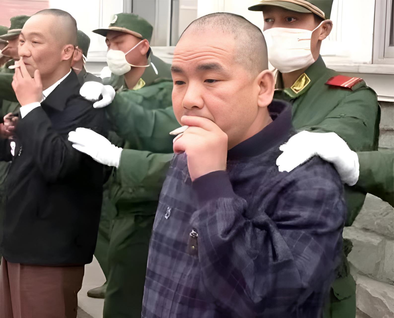 03年,在许昌看守所,梁胜利抽着他生命中最后一根烟!