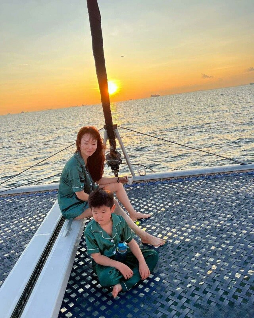 51岁范文芳晒泳装照庆祝节日,高龄产子被宠成公主 有着新加坡四美称号