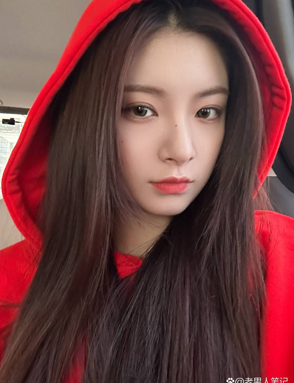 王怡人,红色休闲街拍,潮范十足,超酷姐姐!  #王伊人