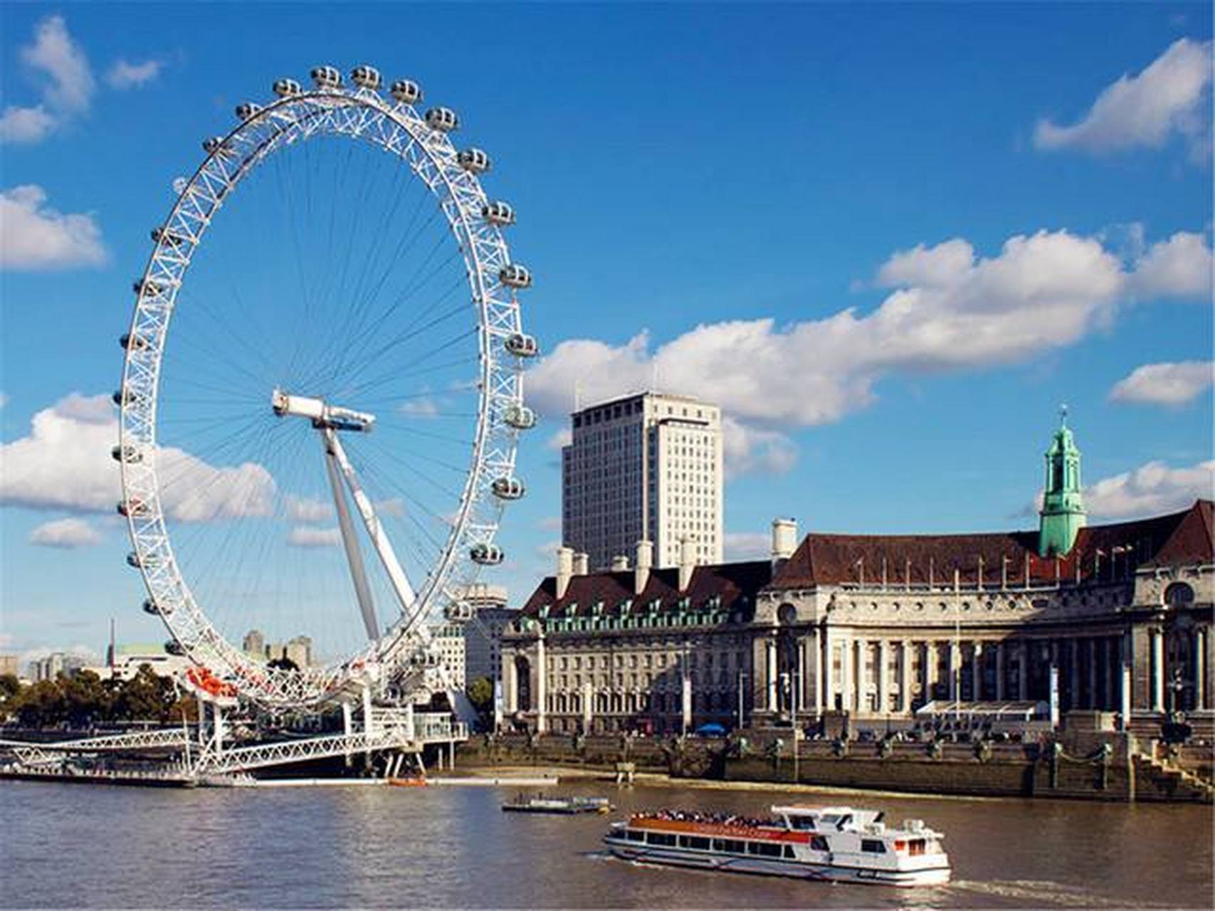 伦敦眼坐落在英国母亲河泰晤士河畔,是伦敦的地标性旅游观光点.