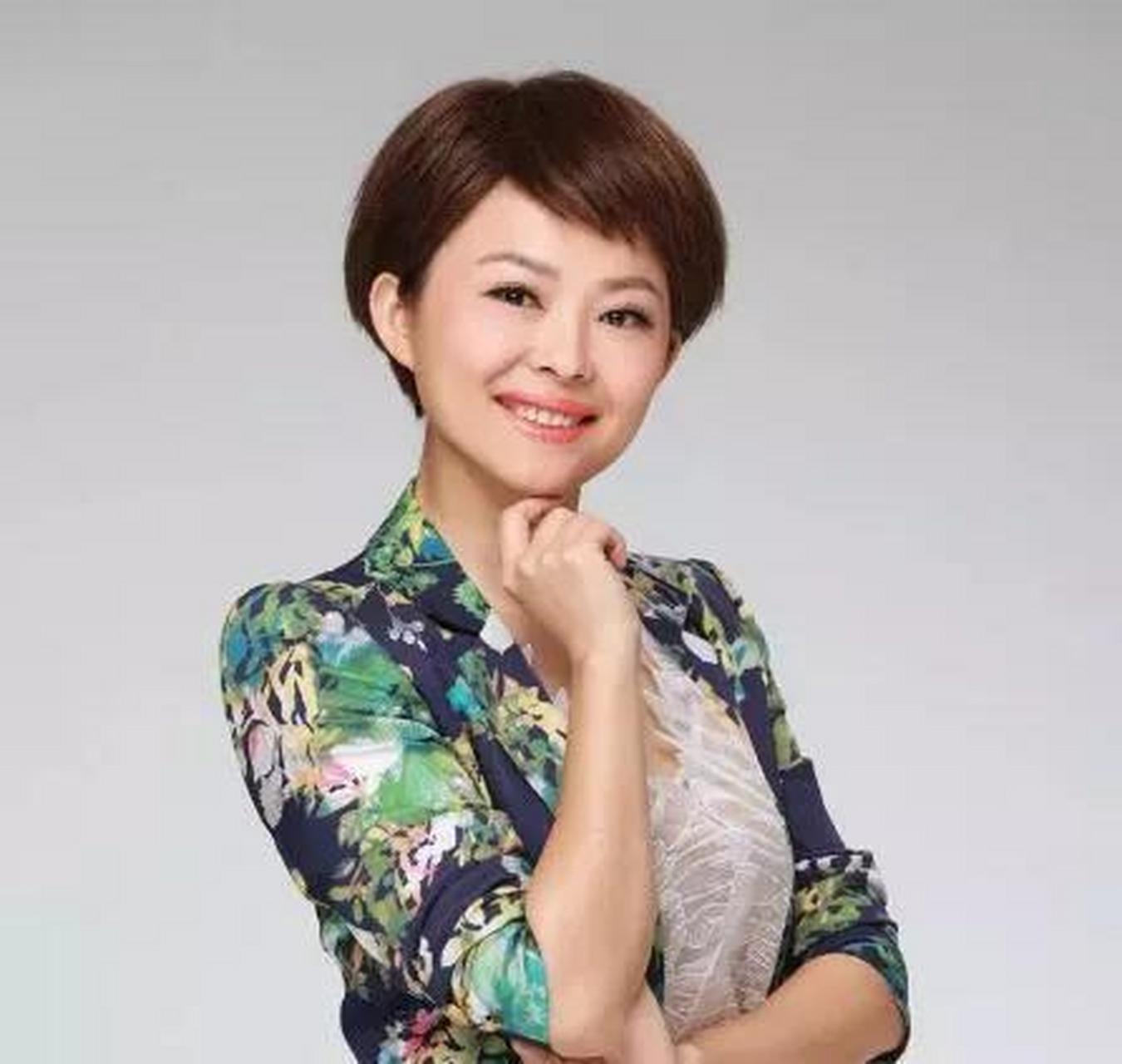 央视主持人栗娜:甜美可人,亲和力十足