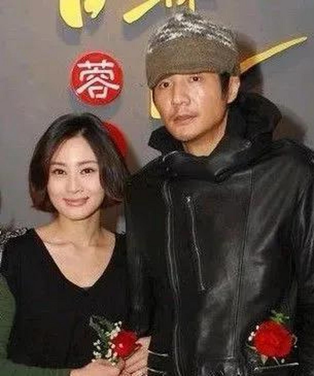 周迅和贾宏声正在 家里看颁奖典礼, 朴树出场时,贾宏 声盯着他看了
