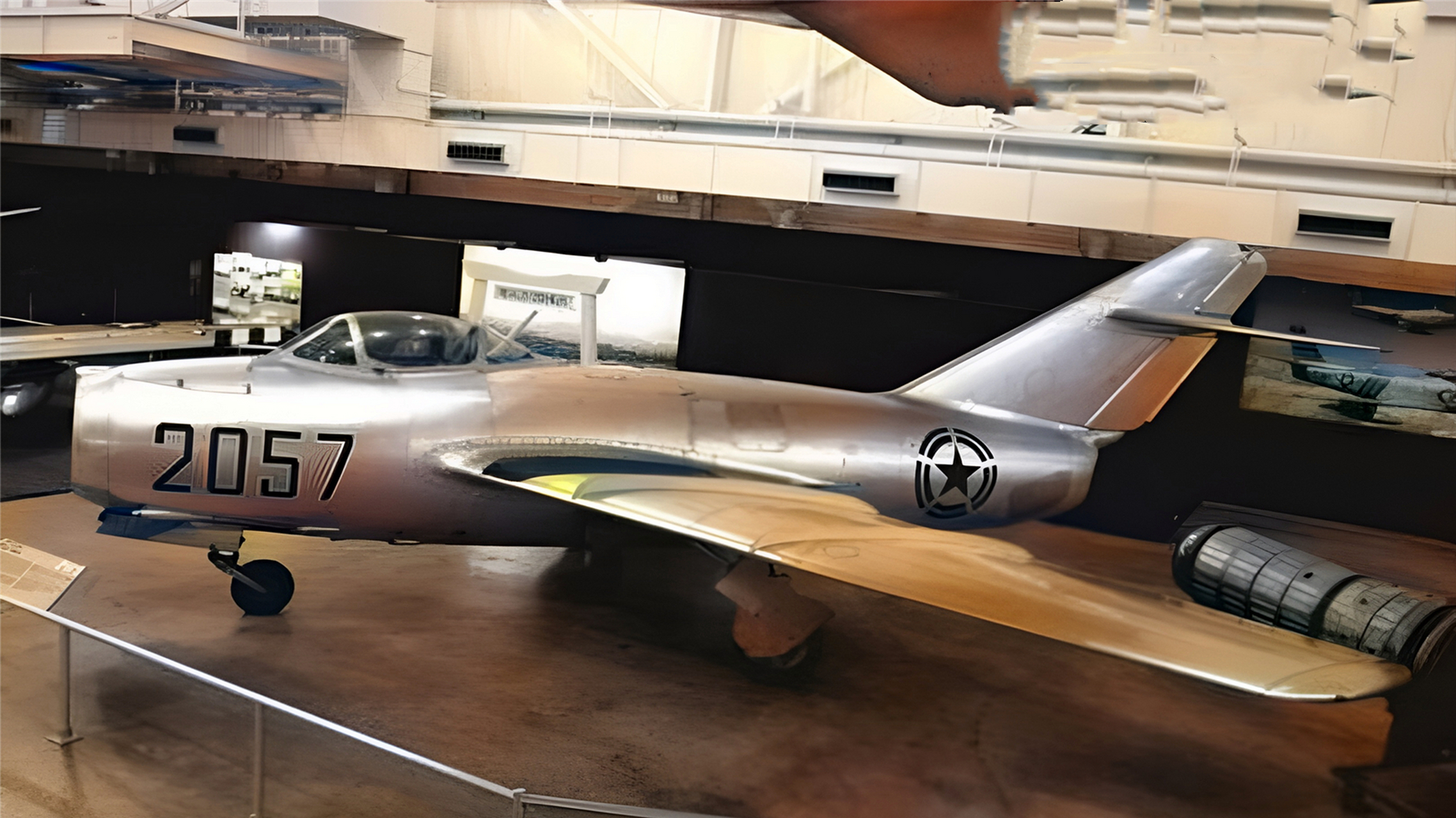 此人名叫卢今锡,原本是朝鲜空军中的一名中尉.