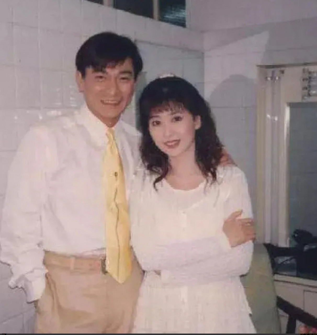 1995年春节联欢晚会,刘德华与孟庭苇表演结束以后,真是郎才女貌!