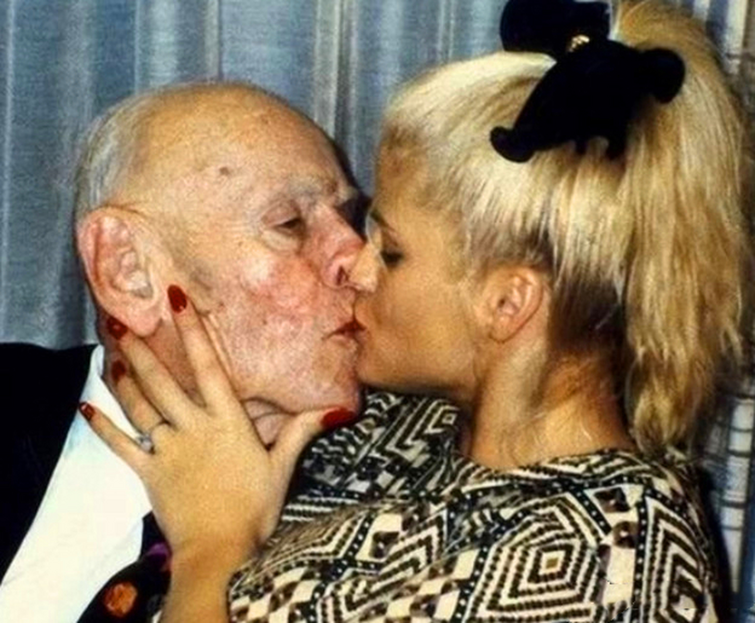 1994年,美国,24岁的安娜·史密斯与86岁的石油大亨j·霍华德·马歇尔