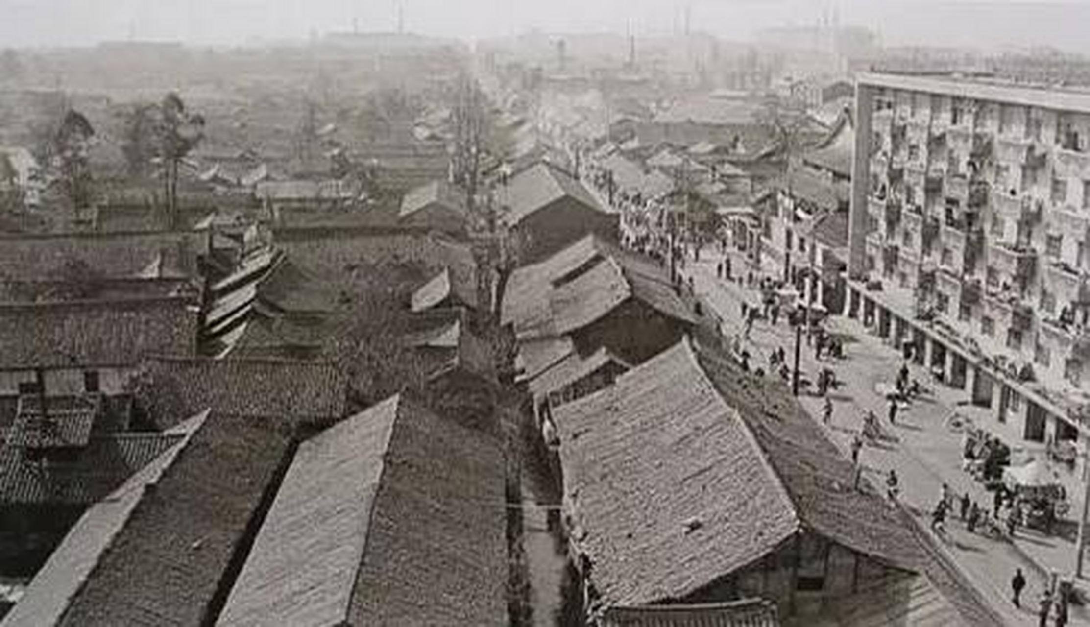 上世纪80年代,德阳城区南街全貌,从照片上可以看到,当时逐步建起了