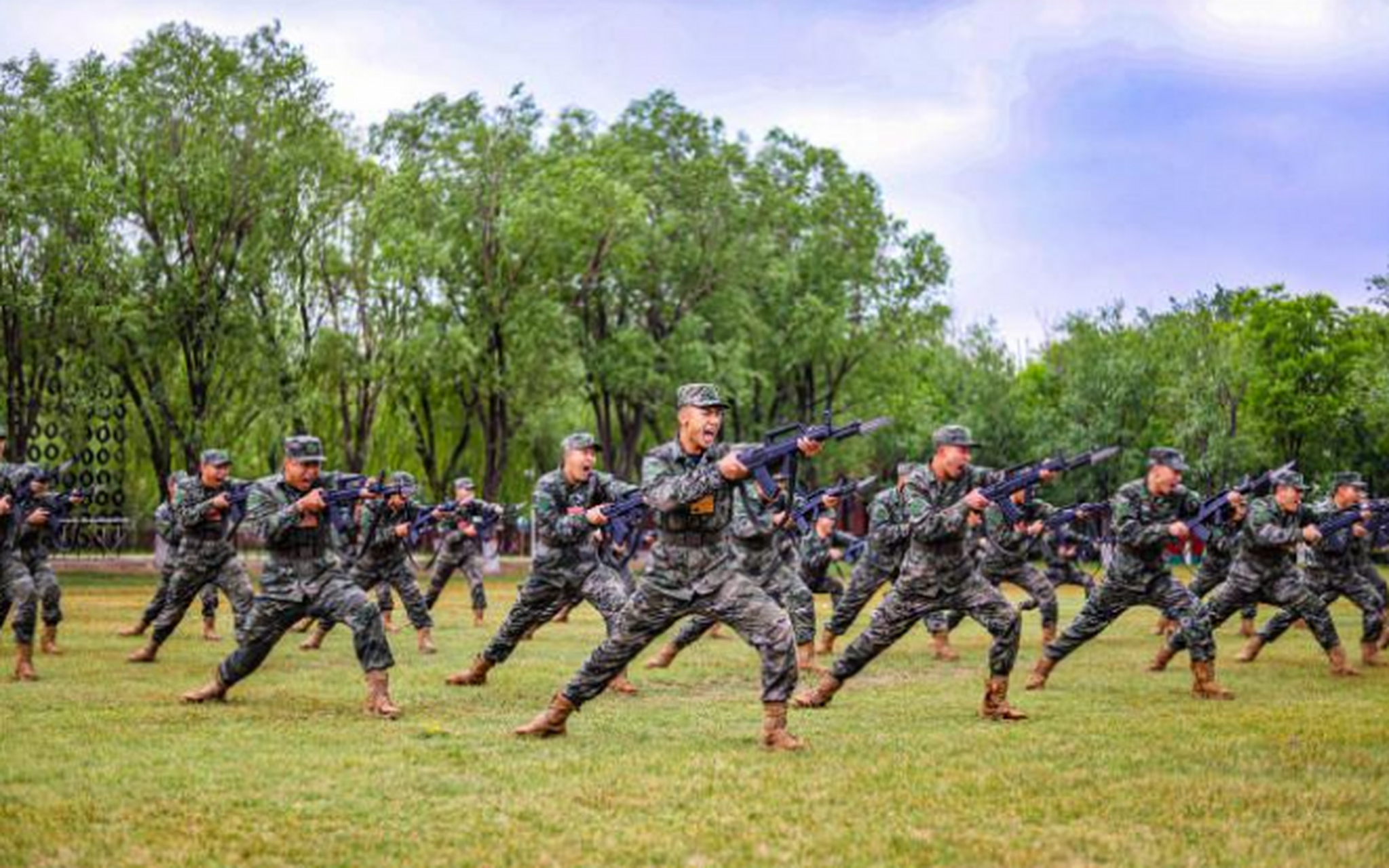 武警新兵训练超热血 尘土飞扬,杀声震天.