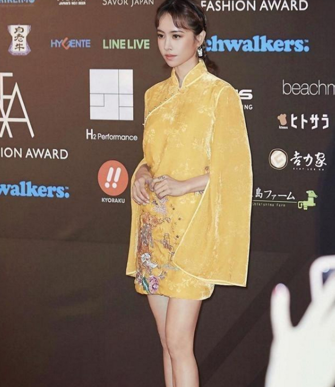 "蔡依林"穿旗袍真美,扎双麻花辫气质国际范,一般人穿不出气场