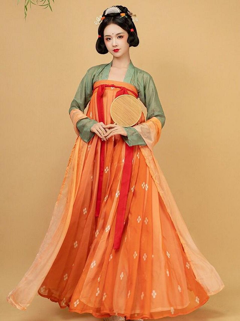 "橘系"汉服:齐胸裙 披帛  这套唐制汉服一眼看上去就有盛唐的风采.
