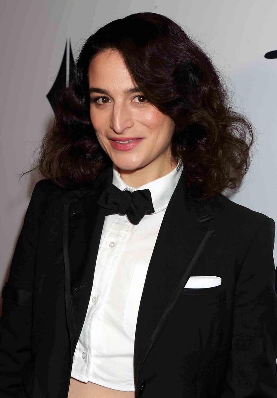 珍妮·斯蕾特身穿黑色短裙西裤亮相纽约影评人协会奖红毯