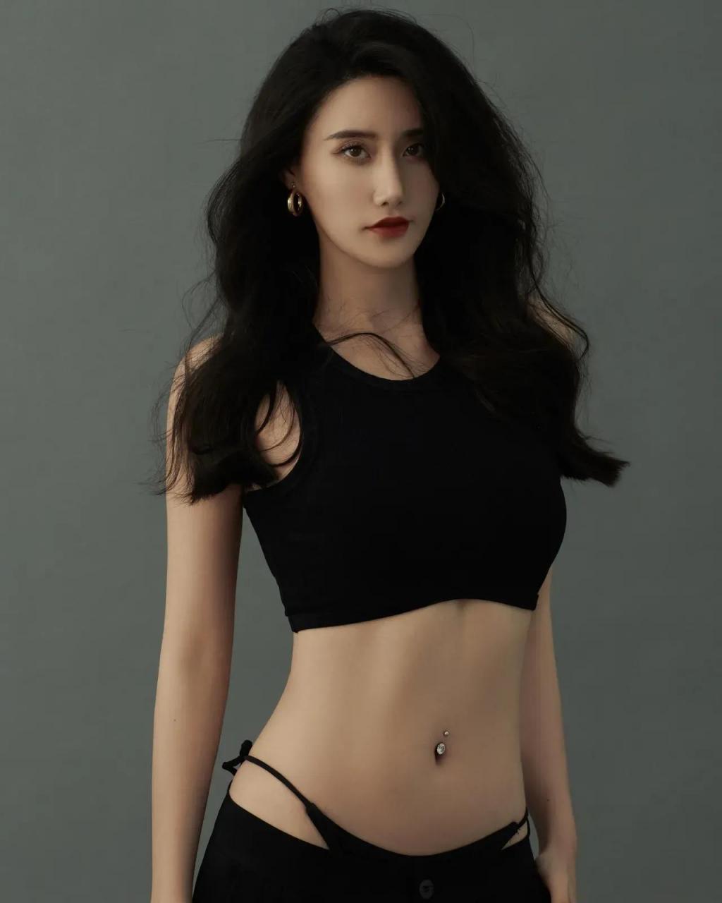 吴晴美丽大方气质优雅,杨柳细腰令人羡慕