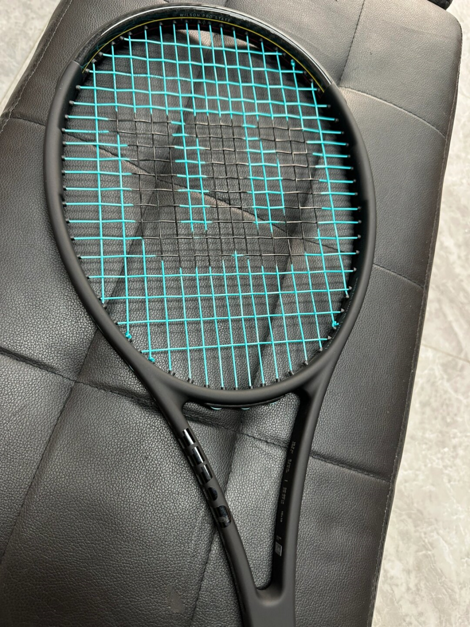 wilson费德勒小黑拍290g是一款轻盈而坚固的网球拍,专为费德勒的设计