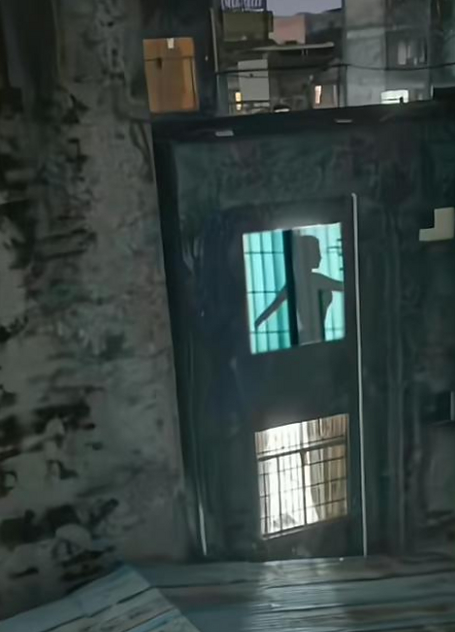 对面的女孩子怎么不拉窗帘呀?这样可不安全[抠鼻]