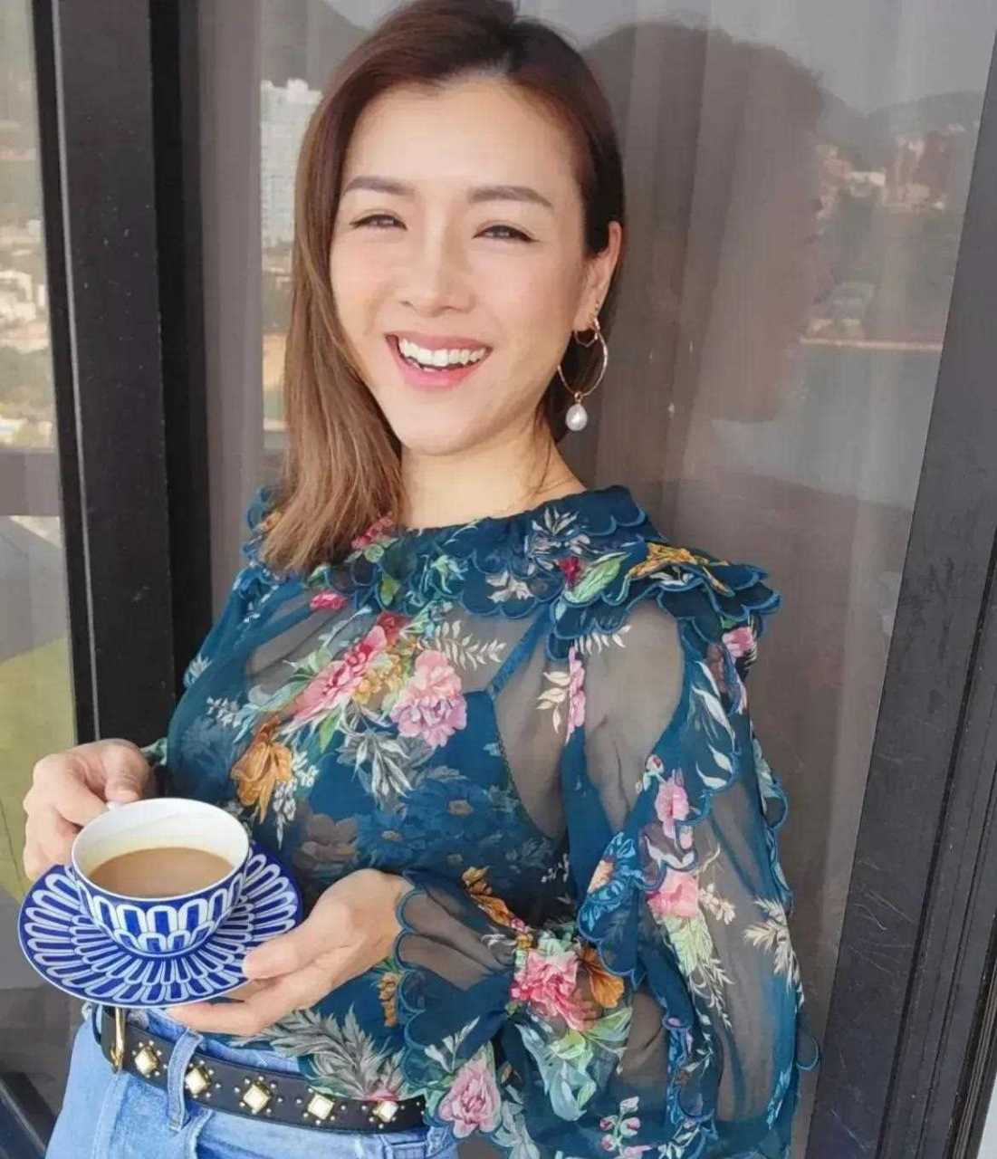 陈豪的太太陈茵微晒惬意下午茶时间 花朵上衣搭配甜美笑容 不愧是前