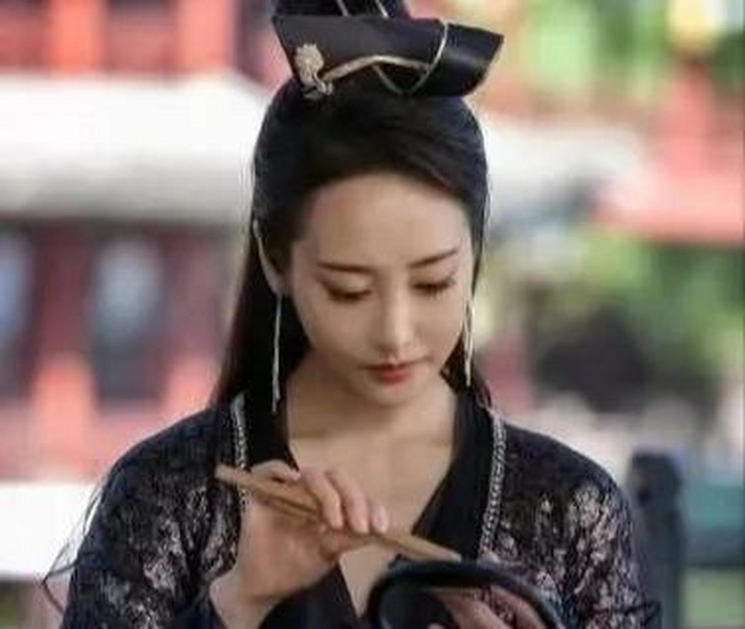 高澄为羞辱御史中尉高慎,特地叫来其妻子李昌仪并百般挑逗调戏,李昌仪