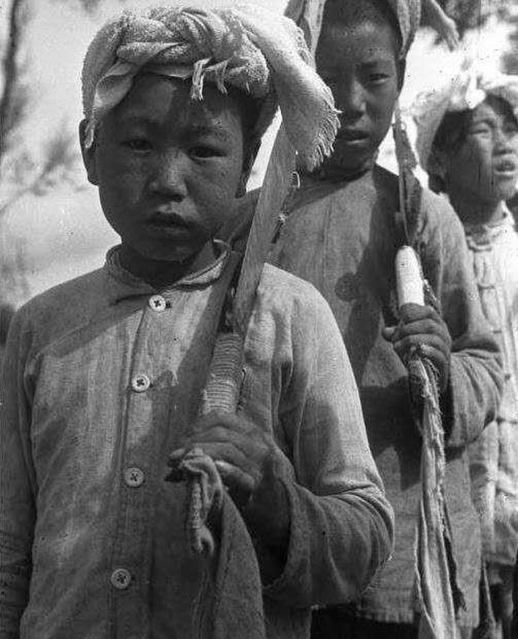 扛着大刀的抗日民兵小战士,他们通常负责放哨工作,发现敌情会以最快的