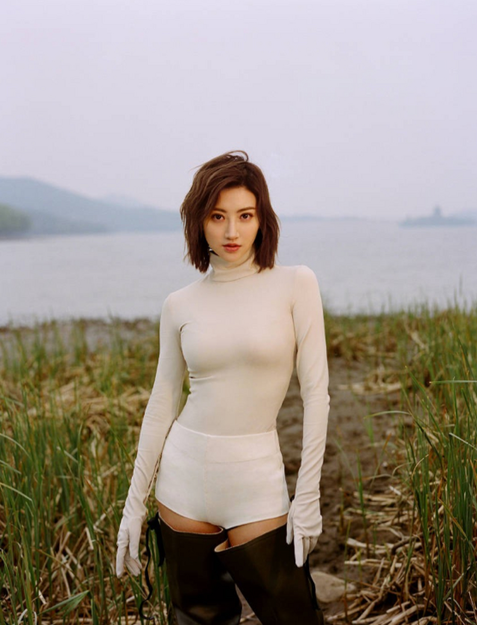 2004年,16岁的景甜把初恋给了大19岁的路征,路征为她开了影视公司,在