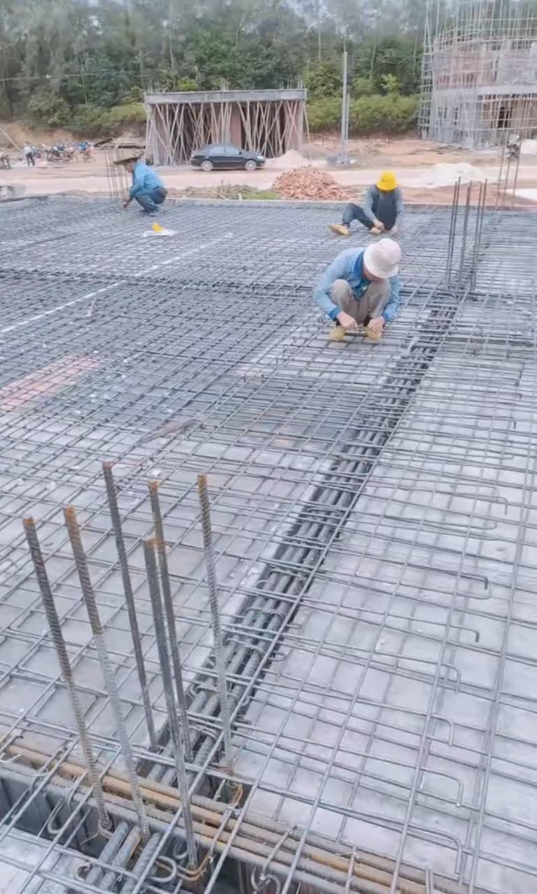 农村盖房子,下血本了,这钢筋用的够了吧!