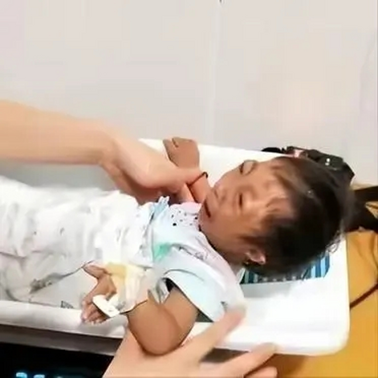 "拇指姑娘"梁小小:身高54厘米体重5斤,妈妈因爱坚守从不放弃