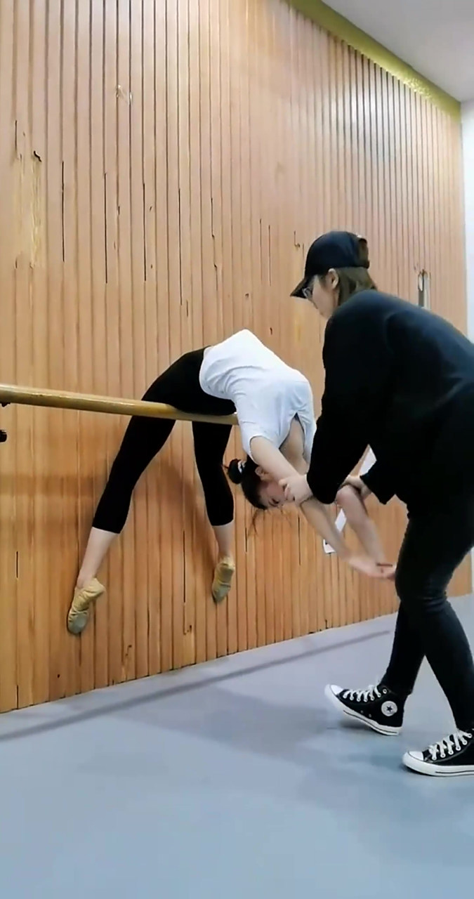 舞蹈生的腰可以有多软?隔着屏幕都觉得疼,算是为艺术献身吗